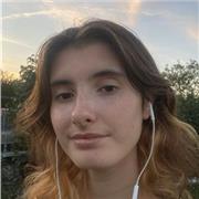 Étudiante donnant des cours particuliers, pour les matières littéraires et artistiques